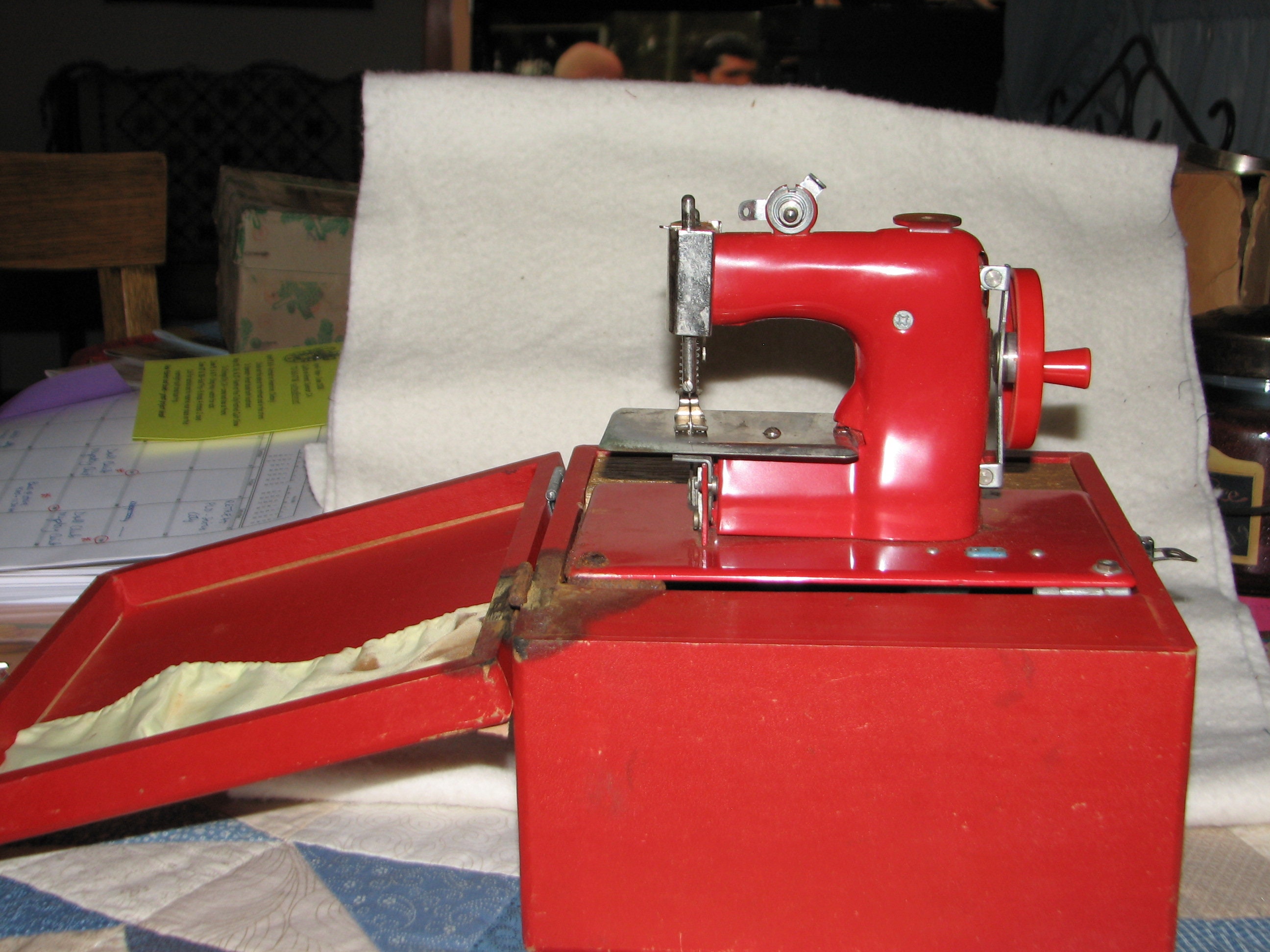 Vintage 1950s Mid Century Pink Sewing Machine/ IDLE HOUR/ Sewing