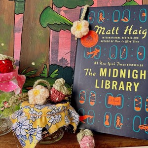 Crochet Strawberry Daisy Bookmark: Handmade Cottagecore Book Accessory
