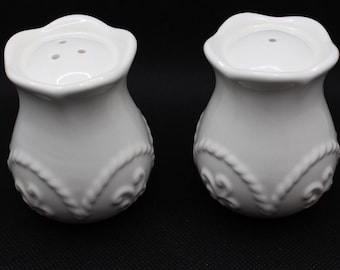 Vintage weiße Keramiksalz und Pfefferstreuer - geprägtes Blätterdesign