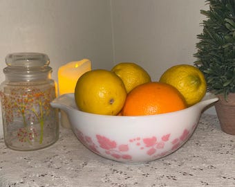 Bol en verre de lait, groseille, roi du feu, vintage | Cuisine de ferme du milieu du siècle