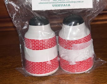 Vintage zout- en peperstrooiers uit Ushuaia, Argentinië, met de opdruk "World's End Fin del Mundo" (Einde van de Wereld), een origineel souvenir in de originele verpakking.