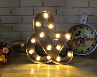 Vintage-Style Metal Ampersand Marquee Light – Rustic Industrial “&” Sign with Warm LED Bulbs, Farmhouse Decor