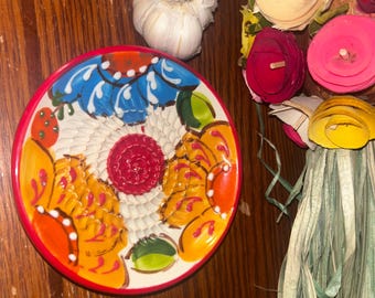 Rallador de cerámica, plato de queso con diseño de ajo, limón y chocolate, pintado a mano con motivos florales españoles.