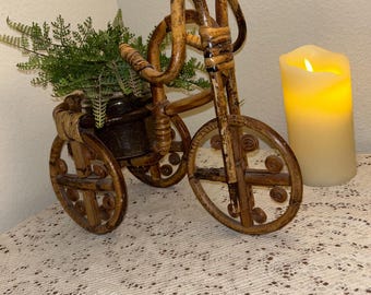 Doniczka na rower w stylu vintage z rattanu – boho wiklinowy uchwyt na rośliny w kształcie roweru trójkołowego – rustykalny wystrój Cottagecore