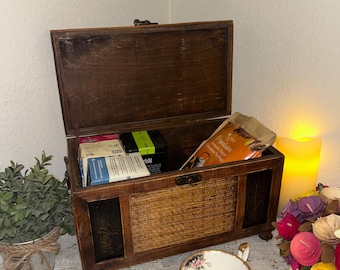 Rustikale Vintage Holztruhe mit gewebten Rattanplatten