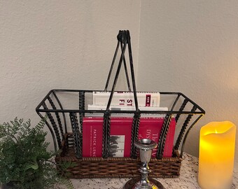 Koszyk z metalu i plecionej wikliny w stylu vintage – skręcony uchwyt z żelaza – rustykalny organizer w stylu farmhouse