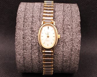 Vintage Timex Classic Womens Womans Gold & Silver Oval Analog Stretch Watch Vintage Timex Classic Womens Womans Gold & Silver Oval  main image 4