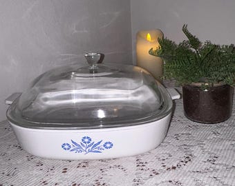 Vintage Corning Ware Niebieskie naczynie do zapiekania w kolorze chabru z wypukłą szklaną pokrywką