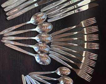 Vintage Meriden Supreme Silverplate Flatware Set 24 Pieces Lovely Pattern with Original Box & Guarantee Mid Century