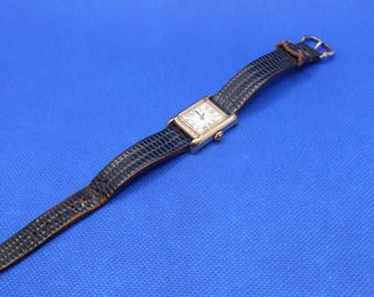 Zegarek Caravelle Bulova Tank z rocznika 1976: tarcza z cyframi rzymskimi w kolorze złotym