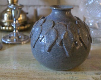 Ręcznie robiony wazon z kamionki z wzorem liści, Studio Pottery, teksturowane szkliwo szaro-niebieskie, rustykalny wazon ceramiczny rzemieślniczy, wystrój inspirowany naturą