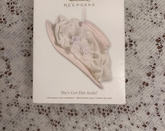 Hallmark Andenken Ornament - She’s Got Hat-Nähe!