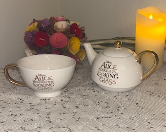 Disney Alice Alice Alice hinter den Spiegeln Glas Teekanne und Tasse Set Gold Trim Stapelbar Teeset Alice im Wunderland Teeparty Sammlerstück