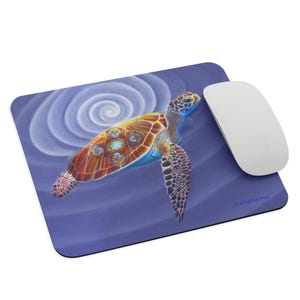 Op de afbeelding: Een kleurrijke zeeschildpad met een blauwe, groene en oranje schild zwemt in een draaiend blauw en wit patroon. De schildpad zwemt omhoog naar een wit licht. De achtergrond is diepblauw. De muismat heeft de tekst "LANDSONG" in de rechterbenedenhoek.