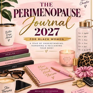 Op de afbeelding: Een verzameling items waaronder een spiraalgebonden dagboek getiteld The Perimenopause Journal 2027, een roze pen, een kaars met het label Good Energy Only, een waterfles met hydratatiemarkeringen, een luipaardprint tasje en een roze scrunchie.