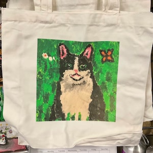Petit sac fourre-tout en coton avec adorable chat smoking sur le devant. Idéal pour transporter des courses, des livres et d'autres objets précieux !