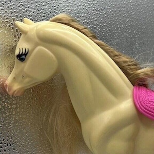 Barbie horse Off White Blond Hair & Pink Saddle Barbie Pets