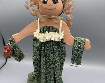 Bambola di legno vintage in stile folk art da 33 cm, fatta a mano, con occhiali, cestino e vestito verde.