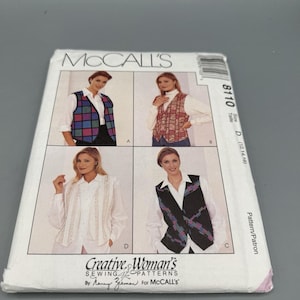 Puede incluir: Un patrón de costura McCall's con cuatro diseños de chaleco ilustrados en la portada. El patrón incluye el texto "Creative Woman's Sewing Patterns" y "By Nancy Zeeman For McCall's". La talla del patrón es D (12, 14, 16).