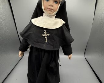 Bambola suora cattolica da 45 cm, bambola religiosa da collezione con abito, crocifisso e rosario.