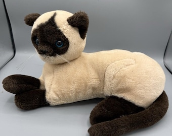 Peluche vintage Dakin del 1986, gatto siamese da 35 cm (14 pollici) sdraiato con occhi azzurri! Ha i baffi!
