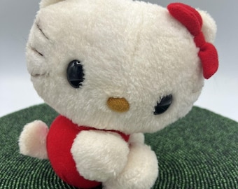 Peluche vintage de Hello Kitty de Sanrio de 1976 con traje rojo, pequeño juguete coleccionable.