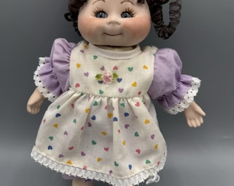 Bambola vintage Butterfly Baby del 1983, 23 cm, in porcellana, capelli castani, vestito a cuore.