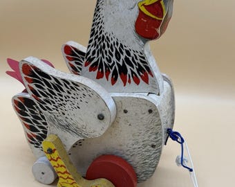Juguete de madera para tirar Fisher Price The Cackling Hen #120, vintage, funciona de maravilla.