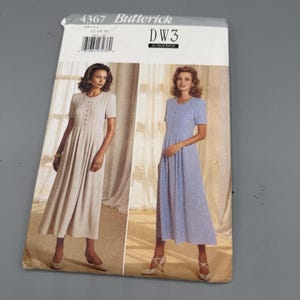 Op de afbeelding: Een vintage Butterick naaipatroon, met illustraties van twee vrouwen in jurken met knopen. Het patroonnummer is 4367, met het DW3-ontwerp. De jurken zijn lichtbeige en lichtblauw.