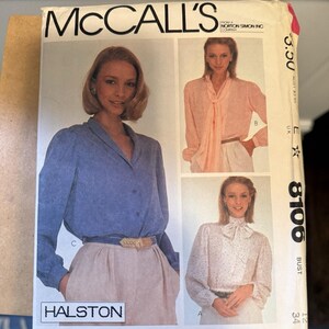 Könnte beinhalten: McCall's Schnittmuster für Blusen, mit Designs von Halston. Das Muster enthält Bilder der Blusen und Details wie Brustgrößenanpassungs-Dartpfeile und Schnittlinien zur Anpassung von Rücken und Schultern.