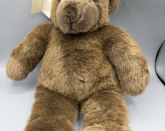 Orsetto di peluche marrone vintage della Manhattan Toy Company, modello T4000L, prodotto in Corea, con etichetta.