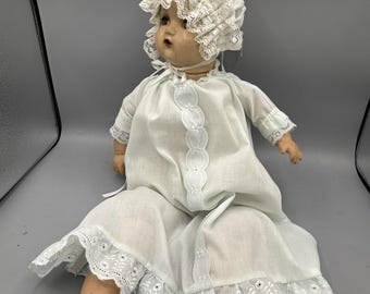 Bambola antica degli anni '30 in composizione, 43 cm, corpo in stoffa, occhi che si chiudono, capelli modellati.