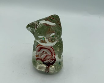 Fermacarte vintage in vetro artistico a forma di gatto, trasparente, con vortici rossi e bianchi e occhi verdi.
