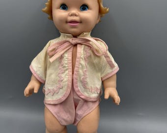 Bambola vintage Mattel Tiny Baby Tender Love del 1971, alta 28 cm, con capelli modellati e occhi azzurri.