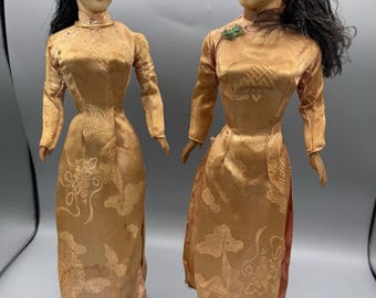 Coppia di bambole vietnamite vintage degli anni '60, 38 cm, Ao Dai, prodotte in Vietnam, epoca della guerra del Vietnam.