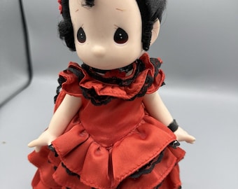 Bambola Precious Moments, ballerina di flamenco spagnola con abito rosso e nero, in vinile, 20 cm.