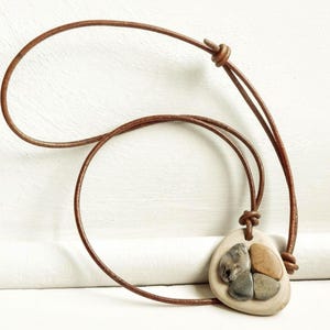 Collar largo con símbolo de la paz hecho con piedras de playa