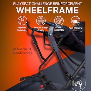 Könnte beinhalten: Ein schwarzer Metall-Lenkradrahmen zur Verstärkung des Playseat Challenge mit schwarzen Knöpfen. Der Rahmen enthält Textbeschriftungen für Stabilisierung, Qualität, Montage und Versand sowie ein KRY Customs-Logo auf einem orangefarbenen und grauen Hintergrund.
