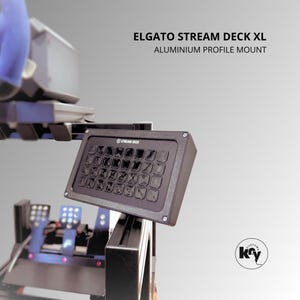 Puede incluir: Un Elgato Stream Deck XL negro con un soporte de perfil de aluminio. El Stream Deck tiene múltiples botones cuadrados y está montado en un marco negro. Se muestra el texto "ELGATO STREAM DECK XL ALUMINIUM PROFILE MOUNT".