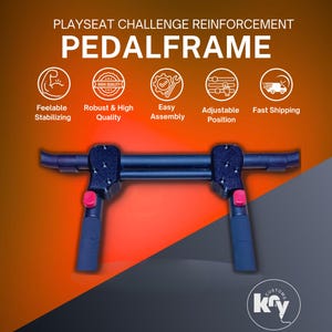 Può includere: Un rinforzo per telaio pedali nero per Playseat Challenge, dotato di una barra orizzontale con due supporti verticali, connettori neri testurizzati e piccoli pulsanti di regolazione rossi. Il testo recita PLAYSEAT CHALLENGE REINFORCEMENT PEDALFRAME.