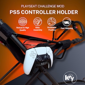 Könnte beinhalten: Schwarzer PS5-Controller-Halter mit dem Text "PS5 CONTROLLER HOLDER" und "PLAYSEAT CHALLENGE MOD". Der Halter ist für einen weißen PS5-Controller konzipiert. Das Bild enthält auch Symbole für "Robust & High Quality", "Easy Assembly", "Rotatable Position" und "Fast Shipping".