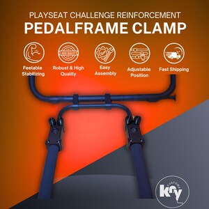 Könnte beinhalten: Eine schwarze Metall-Pedalrahmenklemme für den Playseat Challenge mit zwei verstellbaren Montageblöcken und Drehknöpfen. Das Bild enthält den Text: PLAYSEAT CHALLENGE REINFORCEMENT PEDALFRAME CLAMP, Feelable Stabilizing, Robust & High Quality, Easy Assembly, Adjustable Position, Fast Shipping und ein KRY-Logo.