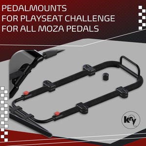 Peut inclure: Supports de pédales noirs pour un défi de jeu, conçus pour toutes les pédales Moza. L'image montre un cadre métallique noir avec plusieurs points de montage et des boutons de réglage rouges. Le texte en haut indique "PEDALMOUNTS FOR PLAYSEAT CHALLENGE FOR ALL MOZA PEDALS."