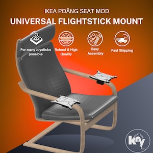Può includere: Un supporto universale per flightstick per seduta IKEA POÄNG fissato ai braccioli di una sedia in legno. L'immagine include il testo IKEA POÄNG SEAT MOD, UNIVERSAL FLIGHTSTICK MOUNT, For many Joysticks possible, Robust & High Quality, Easy Assembly, Fast Shipping.