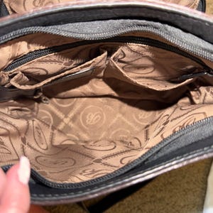 Bolsa transversal organizadora Brighton em couro granulado preto com detalhes em crocodilo e coração prateado imagem 10
