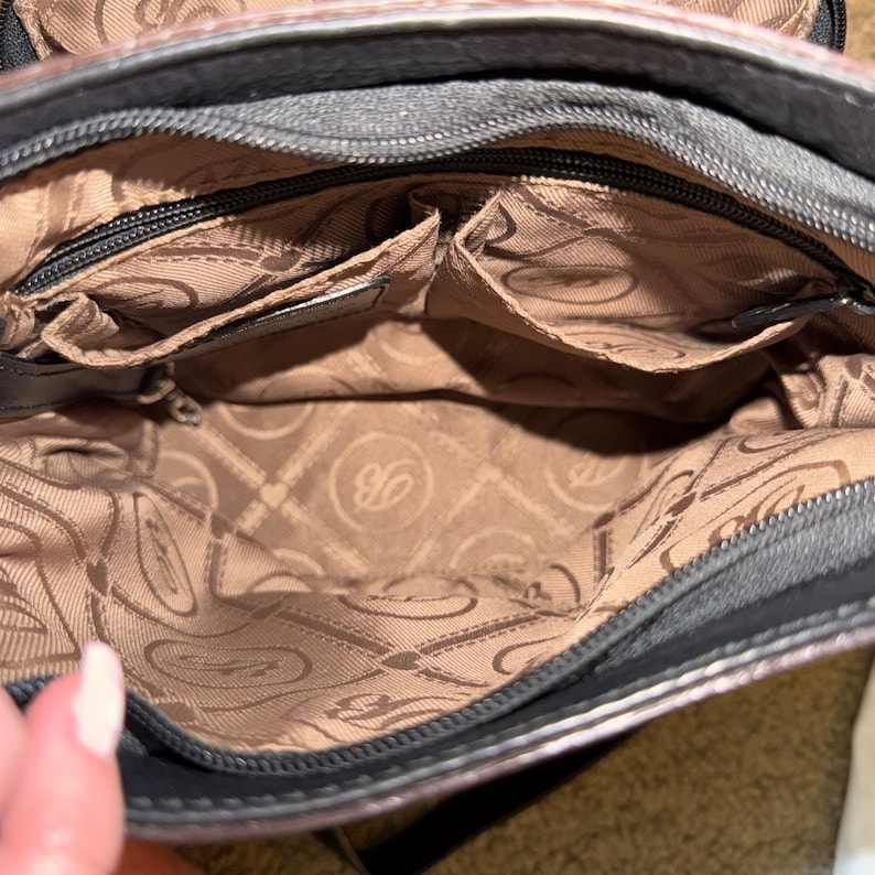 Bolsa transversal organizadora Brighton em couro granulado preto com detalhes em crocodilo e coração prateado imagem 10