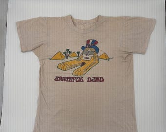 Camiseta vintage Grateful Dead com estampa de esfinge e Tio Sam, bege, tamanho único.