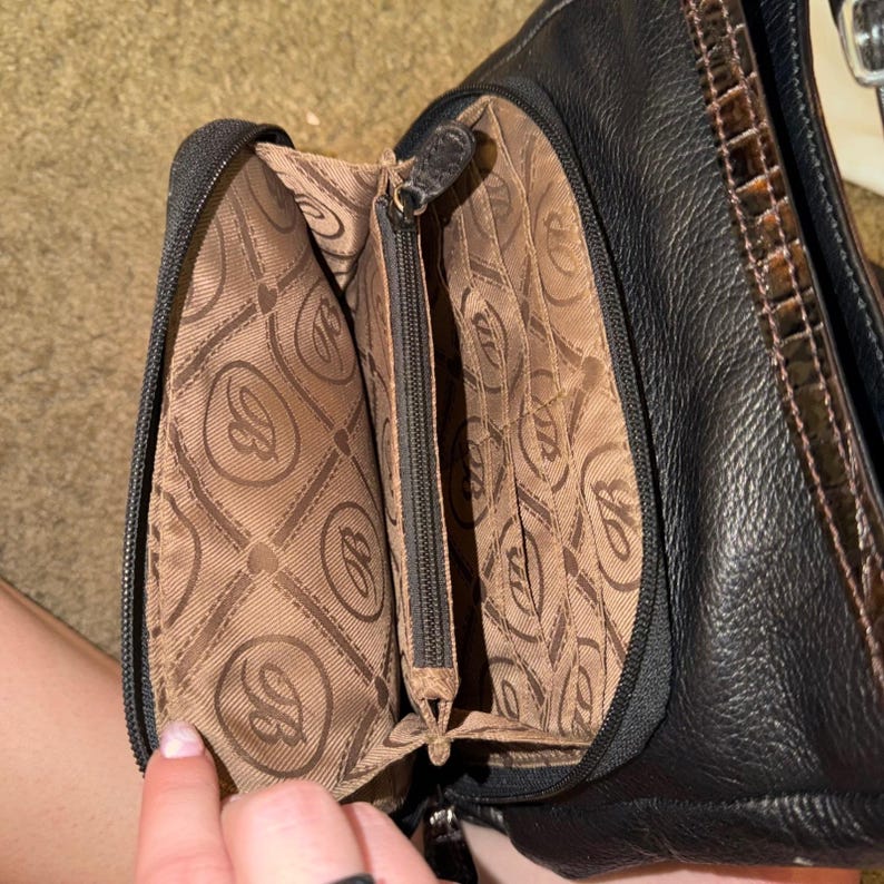 Bolsa transversal organizadora Brighton em couro granulado preto com detalhes em crocodilo e coração prateado imagem 8
