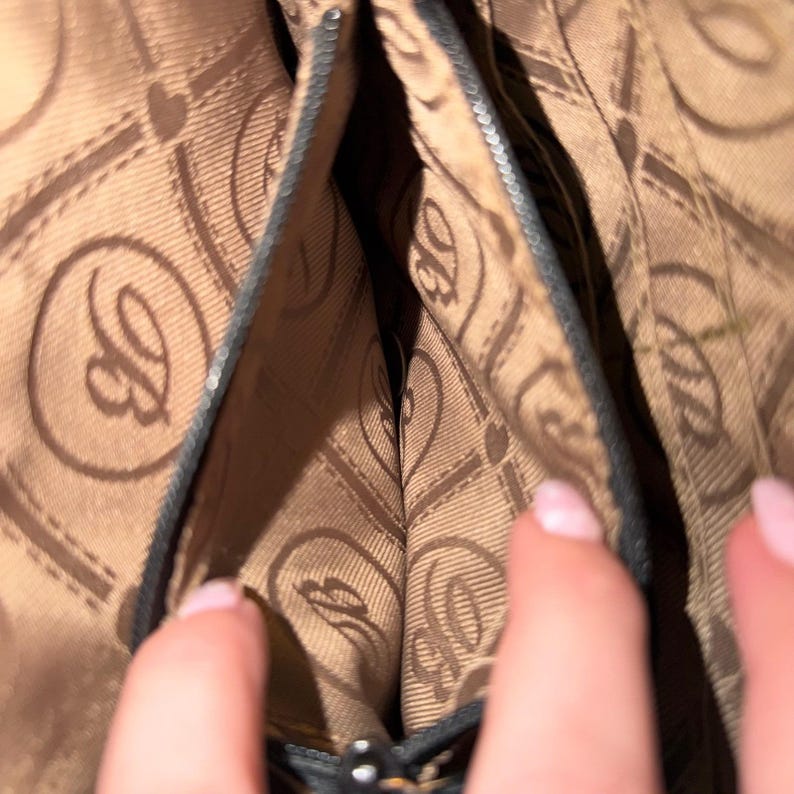 Bolsa transversal organizadora Brighton em couro granulado preto com detalhes em crocodilo e coração prateado imagem 9
