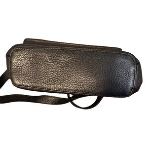 Bolsa transversal organizadora Brighton em couro granulado preto com detalhes em crocodilo e coração prateado imagem 6